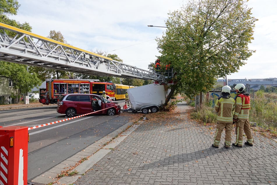 Auf der Reicker Straße ist ein Citroën-Fahrer (65) gegen einen geparkten Anhänger geknallt.