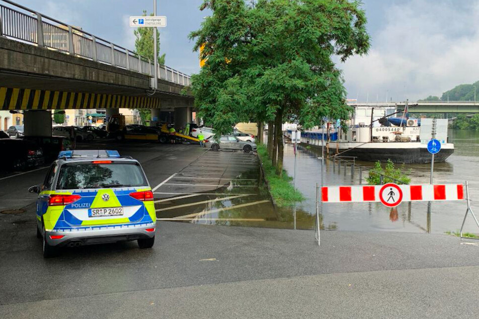 In Passau steigt das Hochwasser stetig an. Die Polizei schleppte vorsorglich Autos ab.