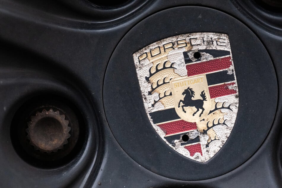 Die Flucht mit dem Porsche endete nach einem Unfall im Düsseldorfer Stadtgebiet. (Symbolbild)