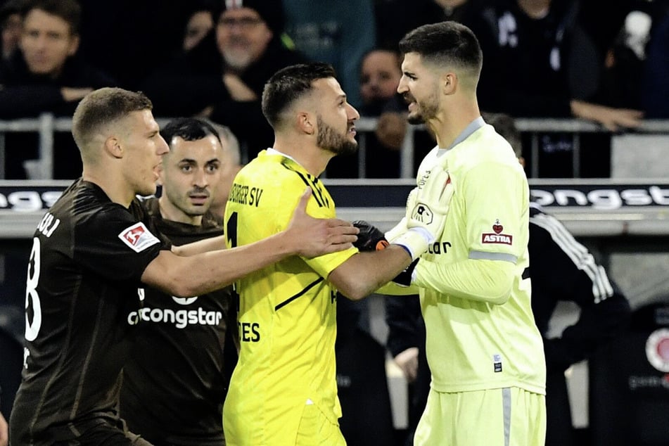 Im Oktober 2022 kamen sich Nikola Vasilj (30, r.) und Daniel Heuer Fernandes (33, M.) etwas näher und mussten von Teamkollegen getrennt werden.