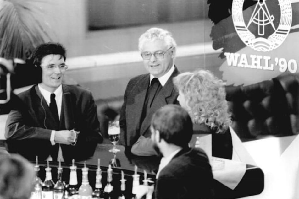 Berlin, 18. März 1990: Moderation zur Volkskammerwahl im Wahlzentrum des Palastes der Republik.