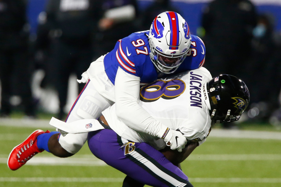 Mario Addison (97) von den Buffalo Bills holt Ravens-Quarterback Lamar Jackson von den Beinen.