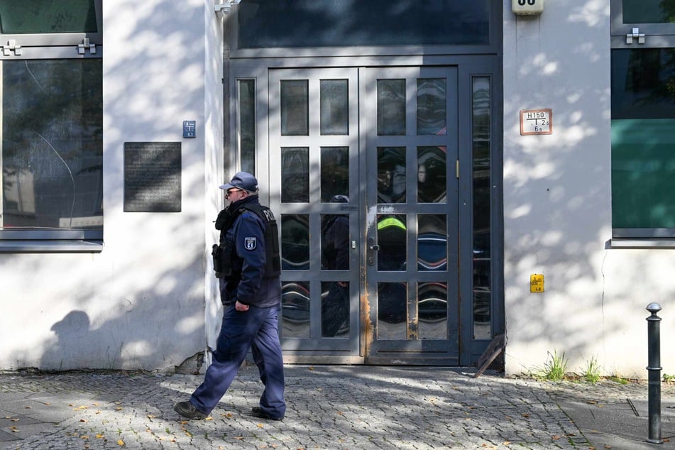 Ein Polizeibeamter geht an der Synagoge an der Brunnenstraße 33 in Berlin entlang, die Ziel eines Anschlags war. Nach dem versuchten Brandanschlag auf die Synagoge hat die Generalstaatsanwaltschaft der Hauptstadt die Ermittlungen an sich gezogen.