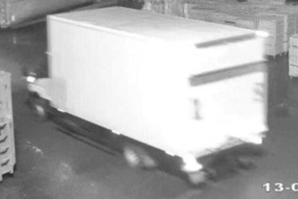 Mit diesem Lastwagen fuhren die Täter auf das Gelände.