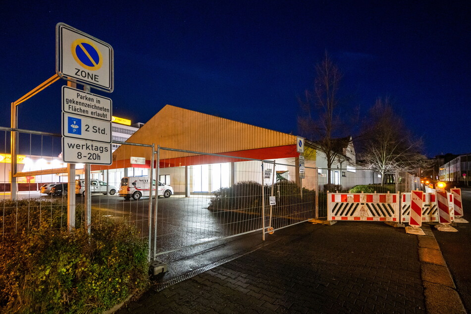 Zwei Männer und eine Frau kletterten über den Zaun des Impfzentrums in der Wilhelm-Raabe-Straße.