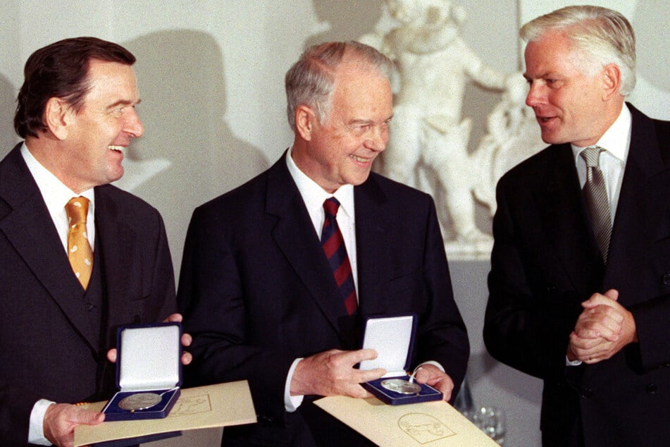 Gerhard Schröder (links, SPD) und Ernst Albrecht (Mitte, CDU) wurden am 23. Oktober 1999 in Hannover von Gerhard Glogowski (rechts, SPD) mit der Niedersächsischen Landesmedaille ausgezeichnet.