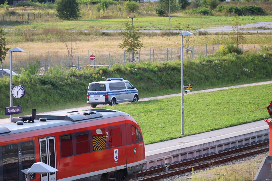 Die Polizei zeigte am heutigen Mittwoch am Bahnhof in Aue Präsenz. Der Grund: eine Bombendrohung.