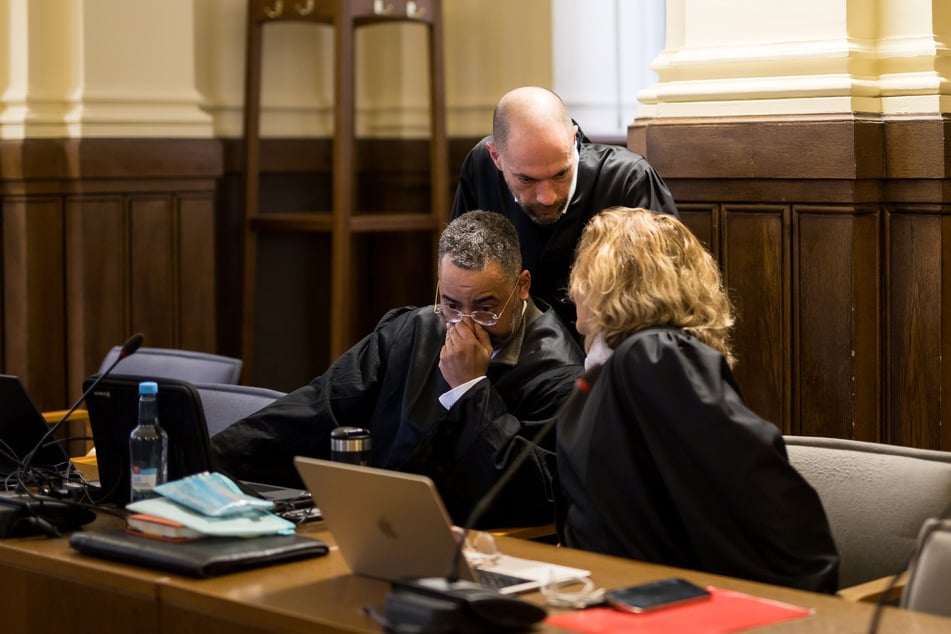 Die Verteidiger stecken die Köpfe zusammen. Zum nächsten Verhandlungstag müssen sie erklären, ob sie in sogenannte Verständigungsgespräche eintreten werden.