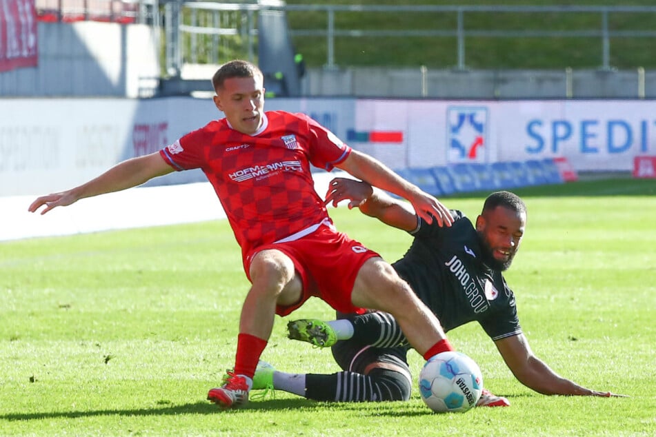 Nick Breitenbücher (l.) erkämpfte sich kurz vor der Halbzeitpause noch eine Chance, traf jedoch das Außennetz.