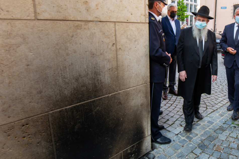 Innenminister Thomas Strobl (CDU, r.) geht mit Rabbiner Shneur Trebnik (2. v.l.) zur Synagoge. Auf die Synagoge wurde am 29. Mai diesen Jahres ein Brandanschlag verübt.