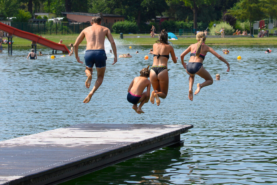 Rein ins kühle Nass! Auch das Naturbad Mockritz empfängt übers Wochenende wieder Gäste.