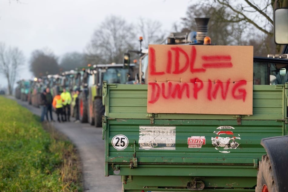 Bauern versammeln sich vor der Lidl-Zentrale. Anlass sind bundesweite Bauernproteste wegen zu niedriger Milch- und Butterpreise.