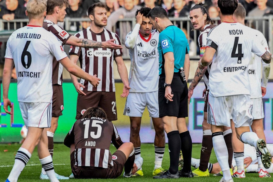 Tomoya Ando (27, Nummer 15) sah zum Unverständnis der Frankfurter Spieler keine Gelb-Rote Karte.