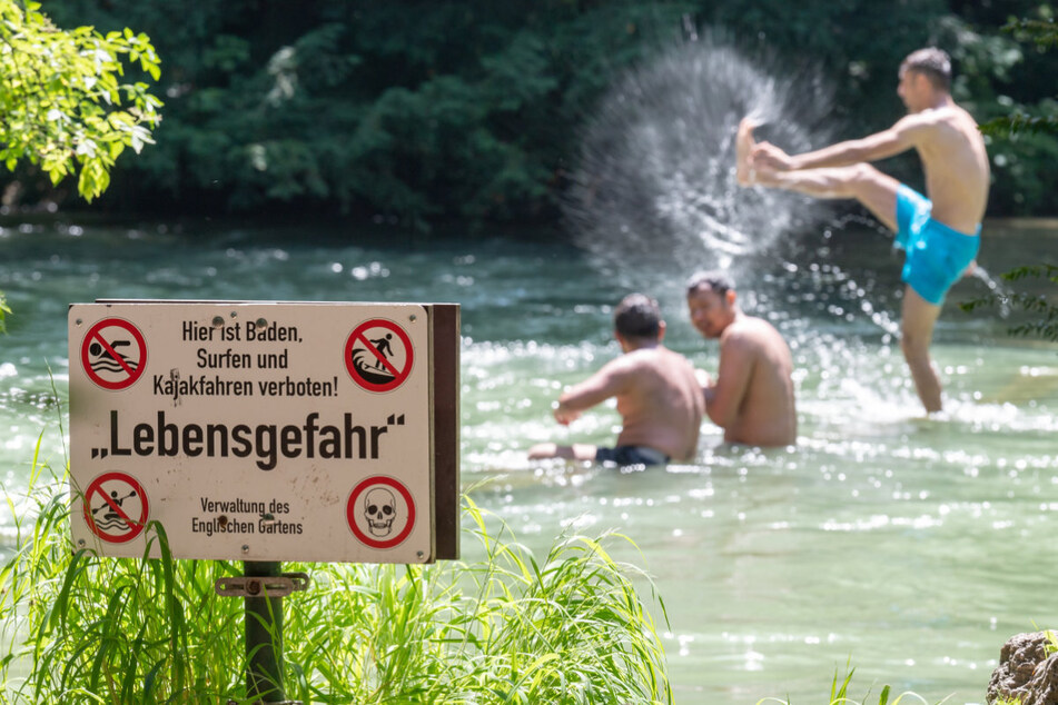 Beinahe im gesamten Eisbach ist das Baden aufgrund der drohenden Lebensgefahr verboten. Viele unterschätzen offenbar die Strömung.