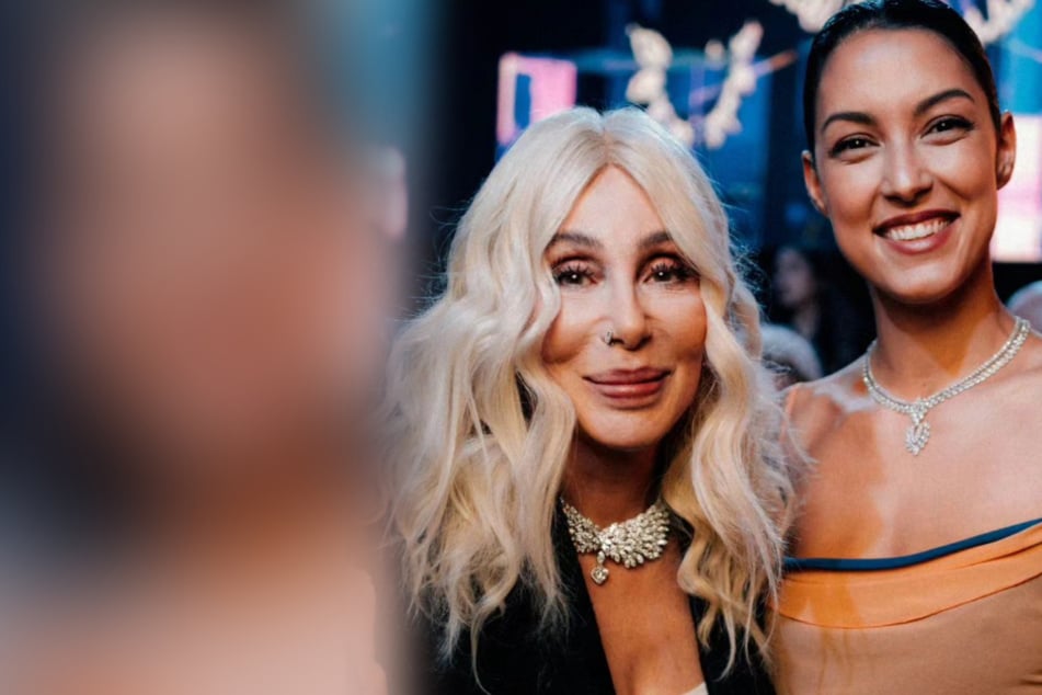 Auf der Pariser Fashion Week konnte Rebecca Mir (31, r.) tatsächlich ein Foto mit Superstar Cher (77) ergattern.