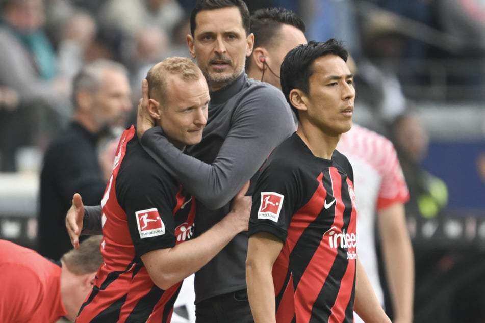 Sebastian Rode (l.) und. Makoto Hasebe (r.) wurden nach dem Spiel verabschiedet und erhielten von Trainer Dino Toppmöller zuvor noch ein paar letzte Sekunden Spielzeit.