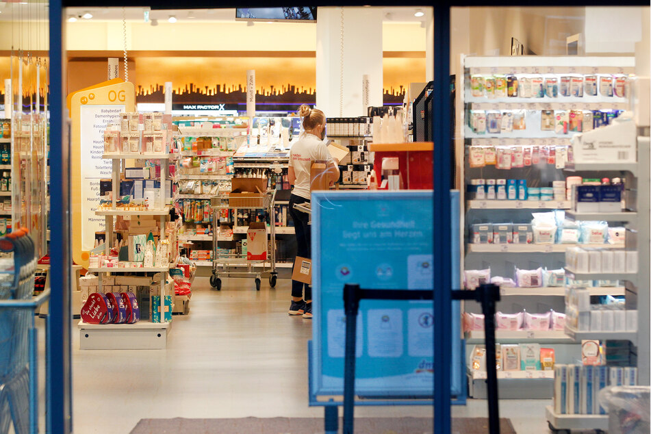Die Verkäuferin einer Drogeriemarktkette räumt Regale wieder voll. Wegen der hohen Infektionszahlen dürfen nur noch Geschäfte öffnen, die Produkte für den täglichen Bedarf anbieten.