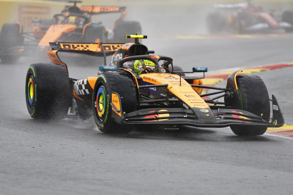 Lando Norris (vorn) auf der nassen Strecke in Belgien.