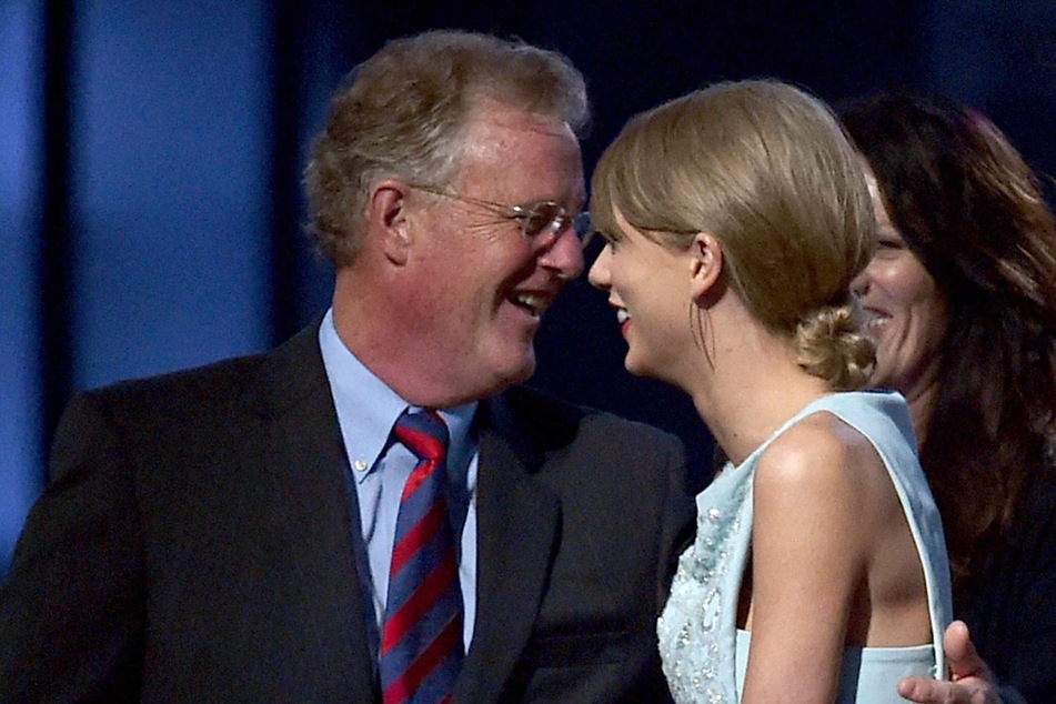 Scott Swift (l) and his daughter Taylor Swift at the 50th Academy of Country Music Awards in 2015.