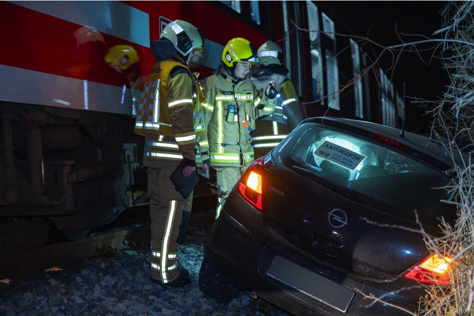 Am Freitagabend kam es an einem Bahnübergang in Weixdorf zu einem schweren Unfall zwischen Auto und Bahn.