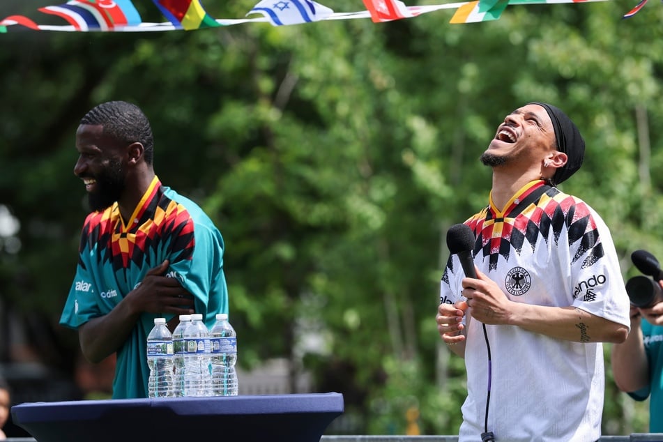 Leroy Sané (30, r.) und Antonio Rüdiger (33) bei einer Fragerunde in Chicago. Beide wollen auch heute Abend lachen.
