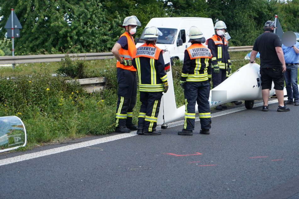 Segelflugzeug legt Notlandung auf Bundesstraße hin: Pilot schwer verletzt