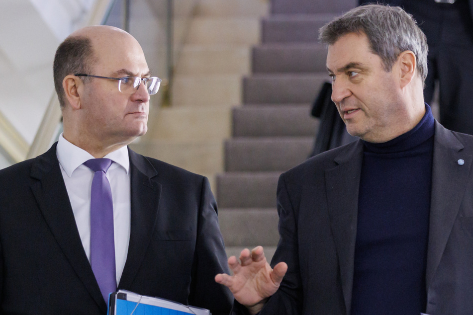 Ministerpräsident Markus Söder (56, CSU, r.) und Finanzminister Albert Füracker (54, CSU) haben wiederholt mit einer Klage gegen den Finanzkraftausgleich gedroht.