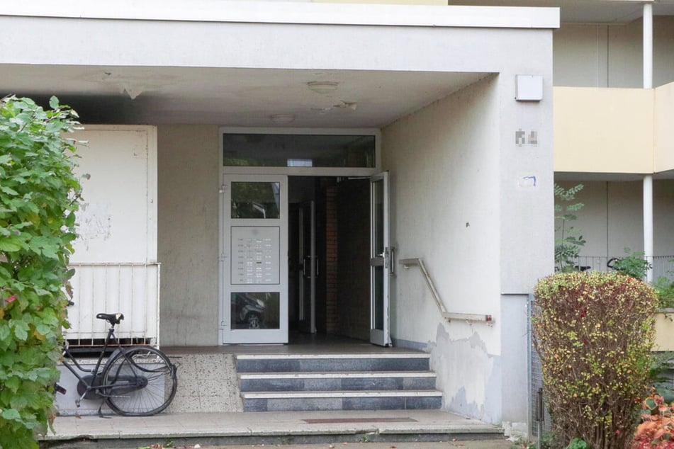 In diesem Mehrfamilienhaus fand die Durchsuchung statt.