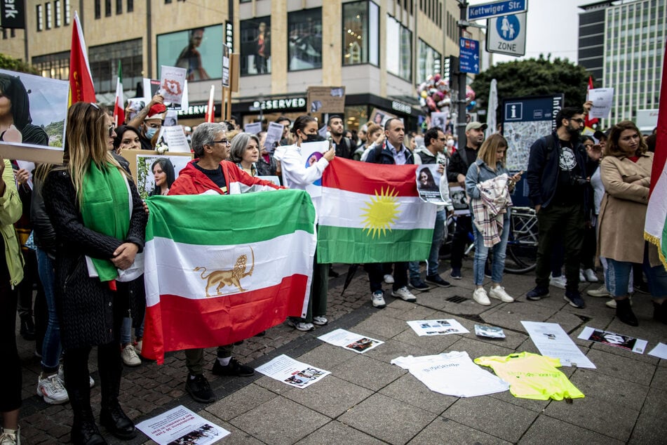 Schwere Ausschreitungen im Iran: Solidaritätskundgebung mit Kopftüchern in Essen