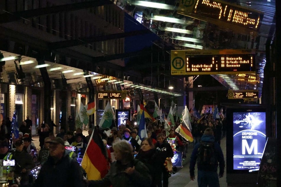 Der Demozug "Reformation 2.0" sorgte am Freitagabend im Bereich des Postplatzes für Umleitungen und Verzögerungen im ÖPNV.