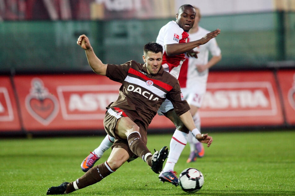 Zuletzt standen sich der FC St. Pauli und der FC Augsburg im April 2010 gegenüber, damals noch mit Fabian Boll (unten) und Nando Rafael.