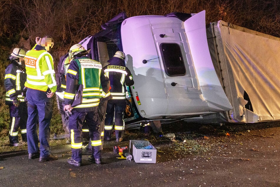 Lastwagen-Unfall auf der A7: Neben Polizei und Rettungsdienst war auch die Feuerwehr mit zahlreichen Kräften im Einsatz.