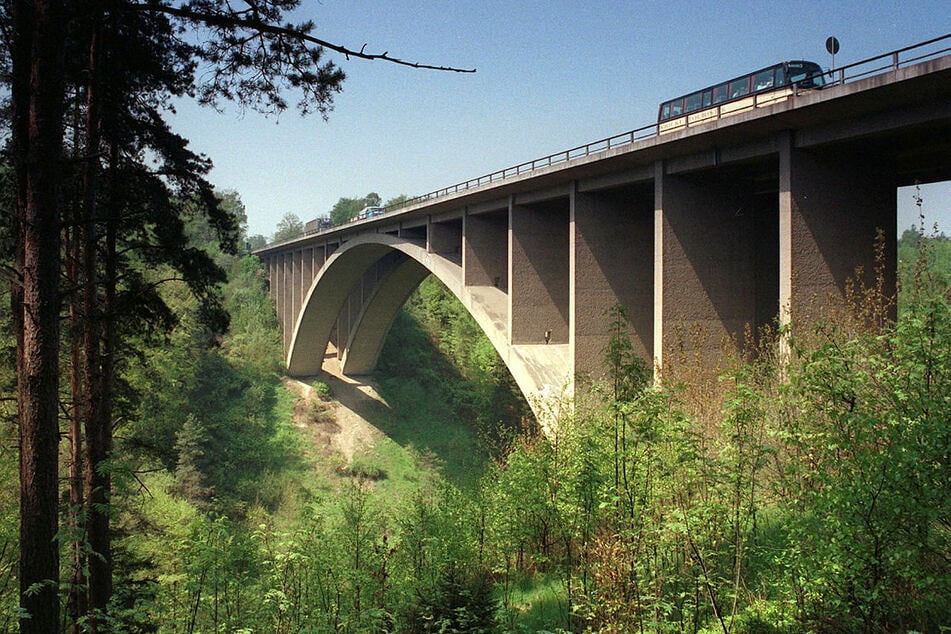 Von der - mittlerweile abgerissenen - Teufelstalbrücke der Autobahn 4 nahe dem ostthüringischen Hermsdorf wurde das Mädchen in den Tod gestoßen.