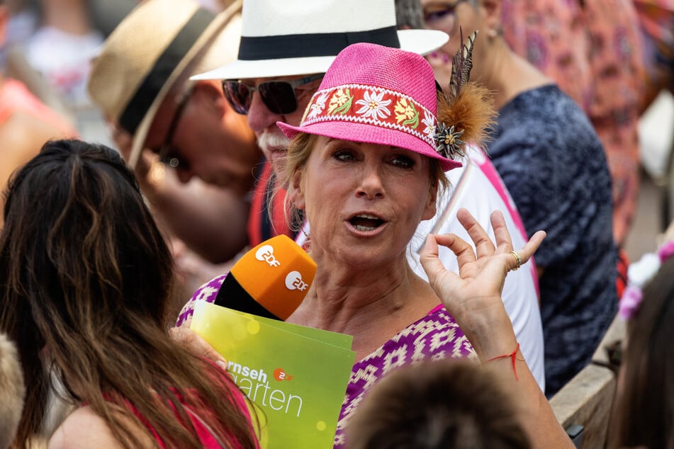 Alle Jahre wieder lädt Moderatorin Andrea "Kiwi" Kiewel (61) die Fans des ZDF-Fernsehgartens zur großen Mallorca-Party ein.