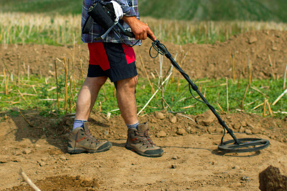 Ein "Schatzsucher" hatte die Granate wohl mit einem Detektor gefunden. (Symbolbild)
