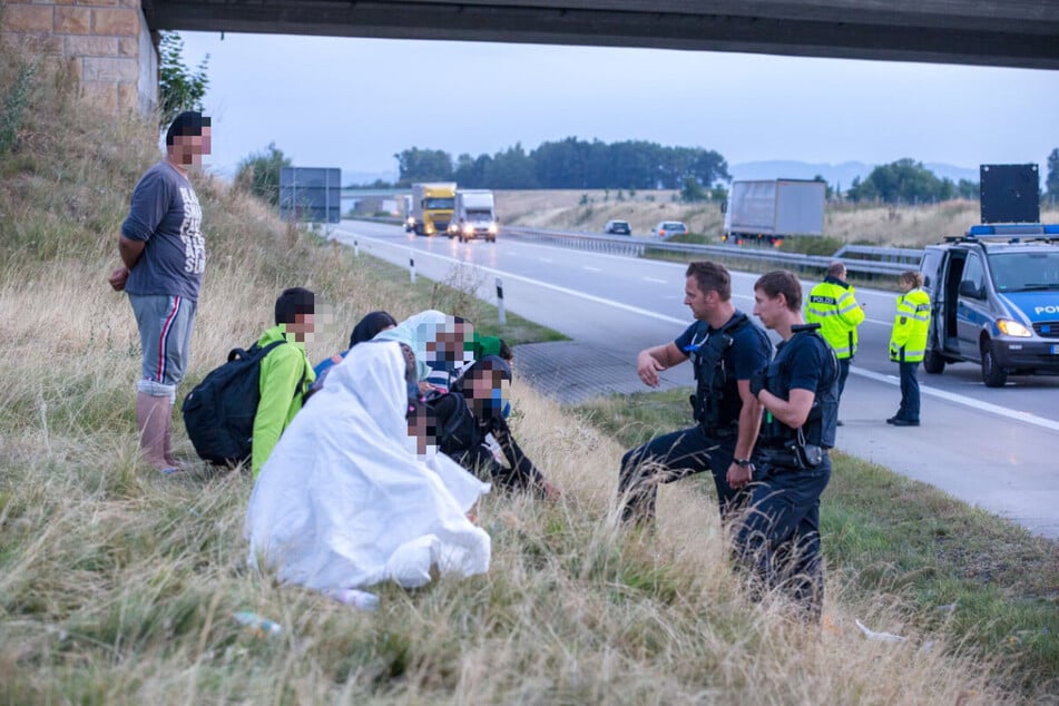 Schleierfahndungen (im Foto ein Aufgriff illegaler Geflüchteter bei Pirna) laufen in Sachsen über die vier Fahndungskontrollzentren. Aber die Personaldecke ist dünn.