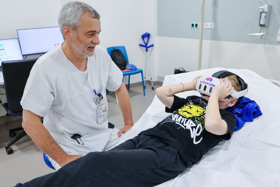 Carsten Krohn (l.), Oberarzt im München Klinik Schwabing, lobt die Technologie als Ablenkung.