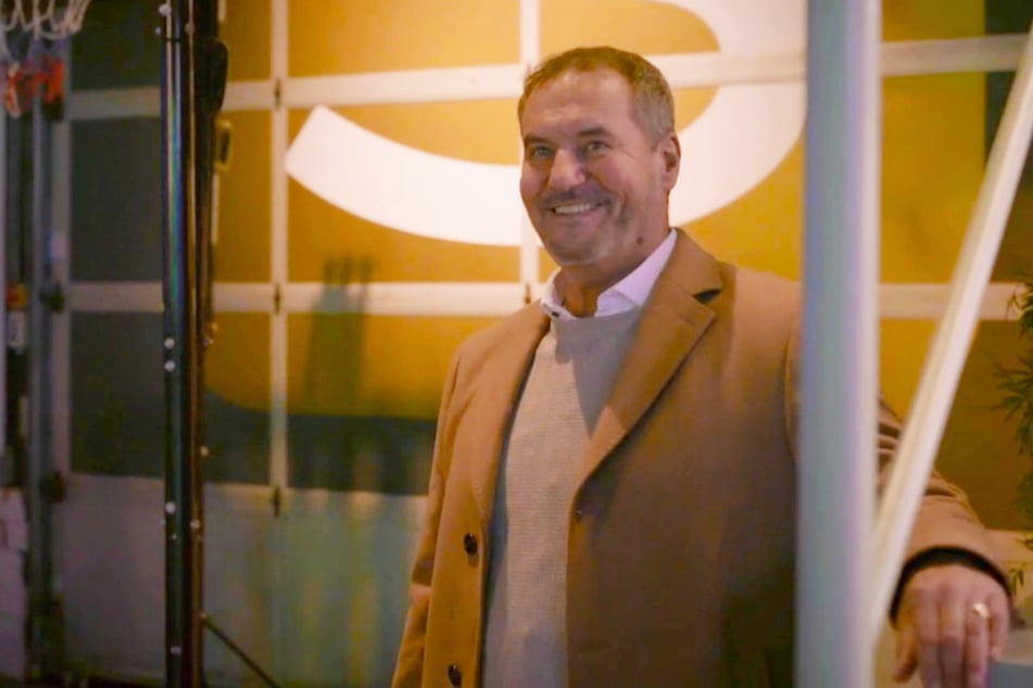 Schaut seiner Ex-Frau zu und schwelgt in Erinnerungen: Richard.