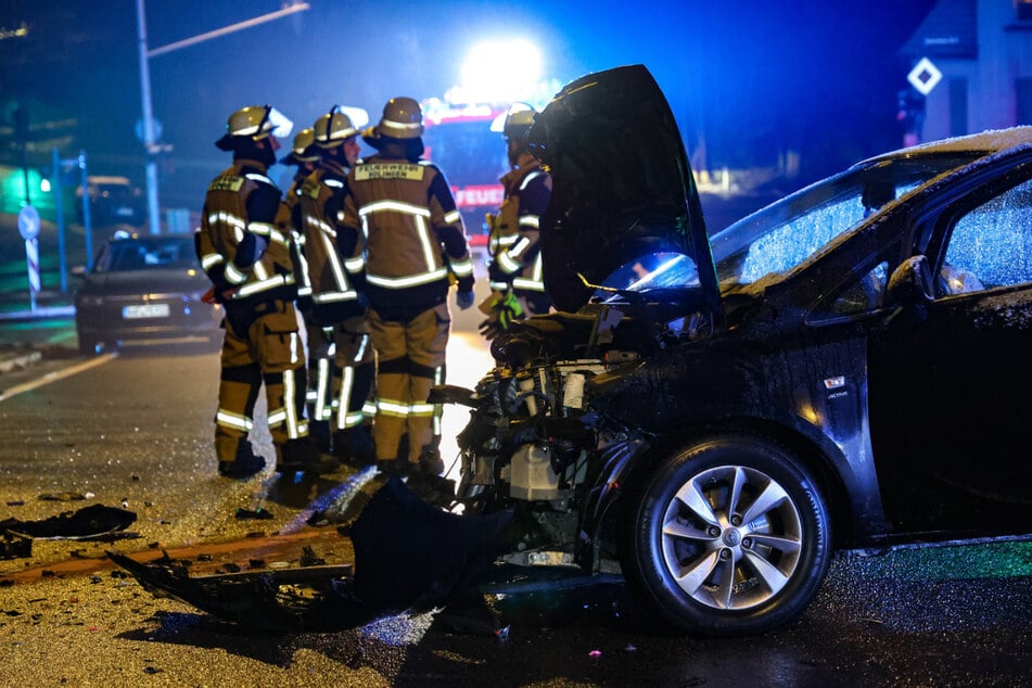 Obwohl die Frontseite ihres Wagens fast vollständig abgerissen wurde, blieb die 28 Jahre alte Fahrerin unverletzt.