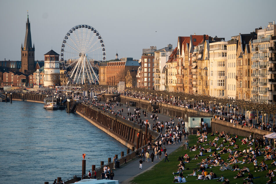 Die Düsseldorfer treffen sich gerne am Rhein. Doch schon ab Dienstag sollen wieder schärfere Auflagen gelten.
