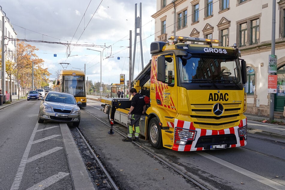 Der Fahrer hatte sich beim Überholmanöver festgefahren.