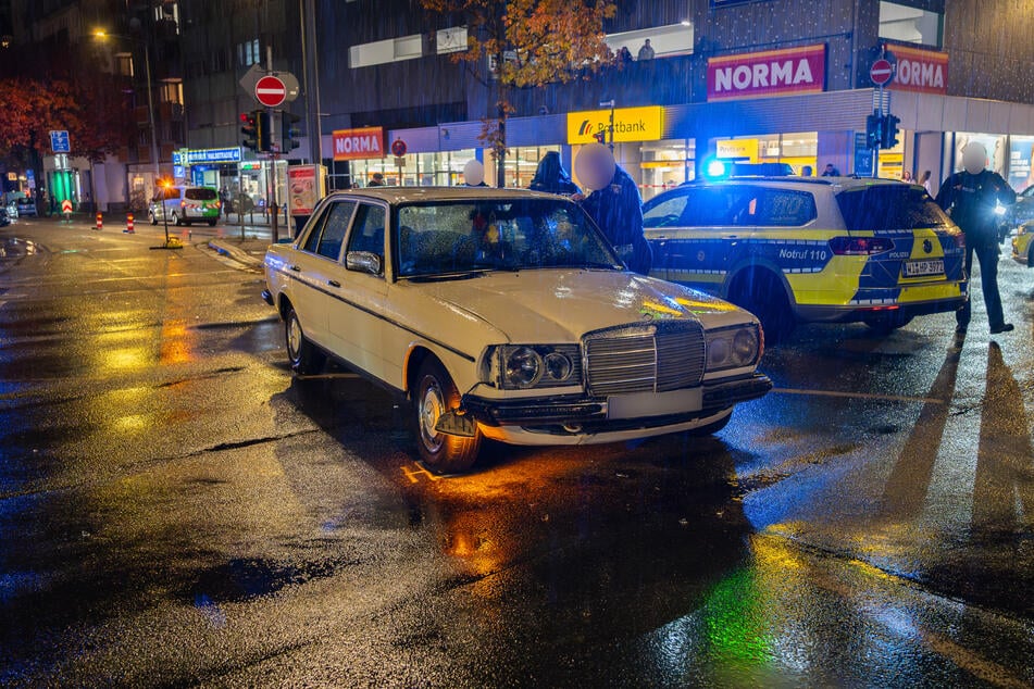 In Offenbachs Innenstadt kam es am Donnerstagabend zu einem heftigen Unfall.