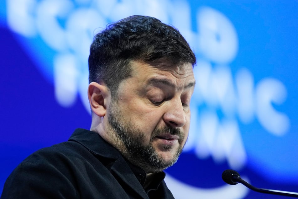 Trotz der laufenden Verhandlungen über einen Frieden beschießt Russland die benachbarte Ukraine auch in dieser Nacht massiv. Nach schweren Schäden fordert Präsident Selenskyj eine Reaktion. (Archivbild)