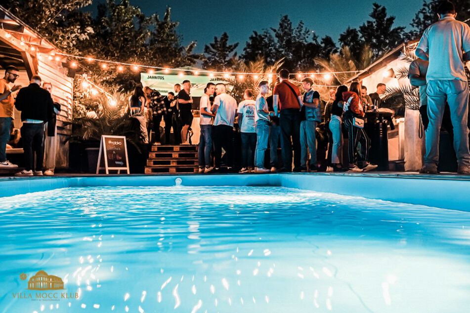 Im Pool gibt's Abkühlung bei den sommerlichen Temperaturen.