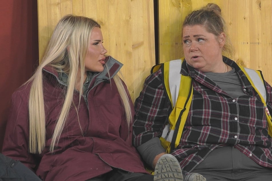 Laura und Karina (47) trauen sich beide nicht ganz über den Weg und denken die jeweils Andere spielt eine Rolle.
