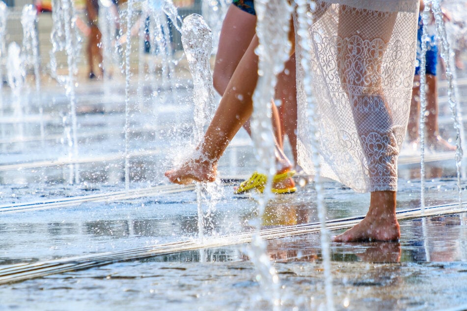 Am besten erfrischt es sich mit kühlem Wasser. Einige Spielplätze bieten das auch an.