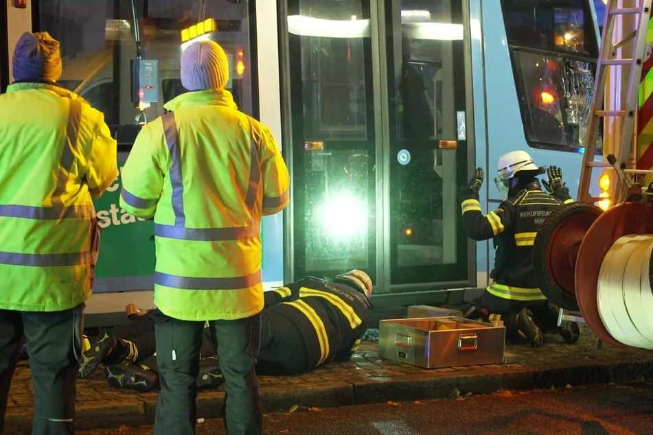 Einsatzkräfte der Feuerwehr bergen den 47-jährigen Italiener.
