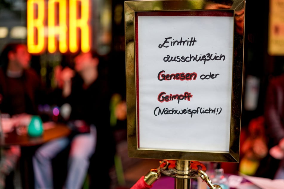 In Hamburg weist ein Schild vor einer Bar darauf hin, dass nur genesene oder geimpfte Gäste eintreten dürfen. Die sogenannte 2G-Regel könnte bald auch in Baden-Württemberg um sich greifen.