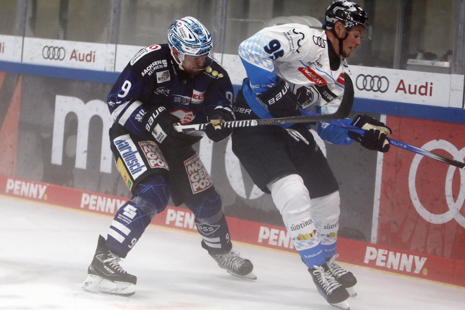 Drew Leblanc (l.) half auch in der Defensive aus. Hier hat der Eislöwen-Center den Ingolstädter Daniel Schmölz im Griff.