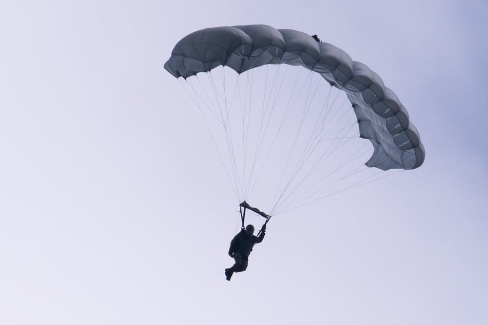 Bei einem missglückten Fallschirmsprung in Illertissen ist am Freitag ein Schweizer schwer verletzt worden. (Symbolbild)